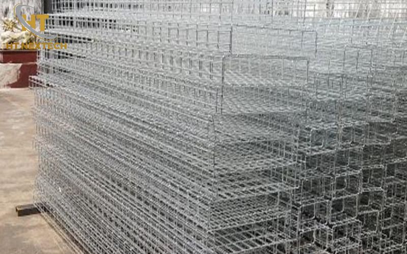 Máng lưới được làm từ vật liệu gì?