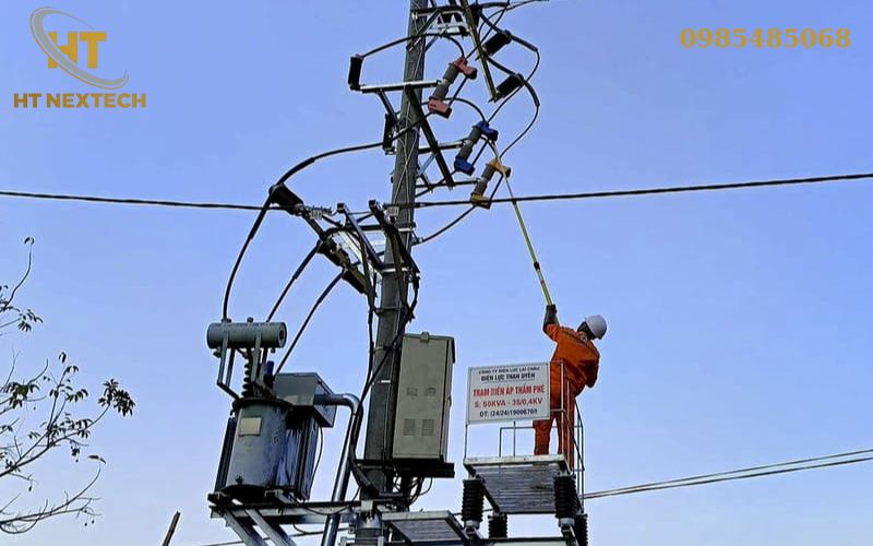 Kỹ thuật viên kiểm tra thiết bị và đo đạc trong khu vực máy biến áp.