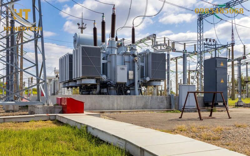 Hình ảnh trạm biến áp ngoài trời với đầy đủ máy biến áp và tủ điện được bố trí trong khu vực cách ly an toàn