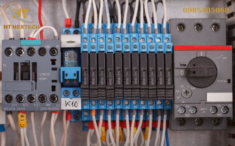 Bên trong tủ điều khiển bố trí gọn gàng, đạt chuẩn an toàn