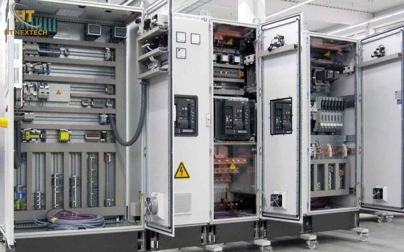 Các loại tủ điện hạ thế công nghiệp thường tích hợp rơ-le, biến tần, PLC để đáp ứng yêu cầu vận hành chính xác và liên tục