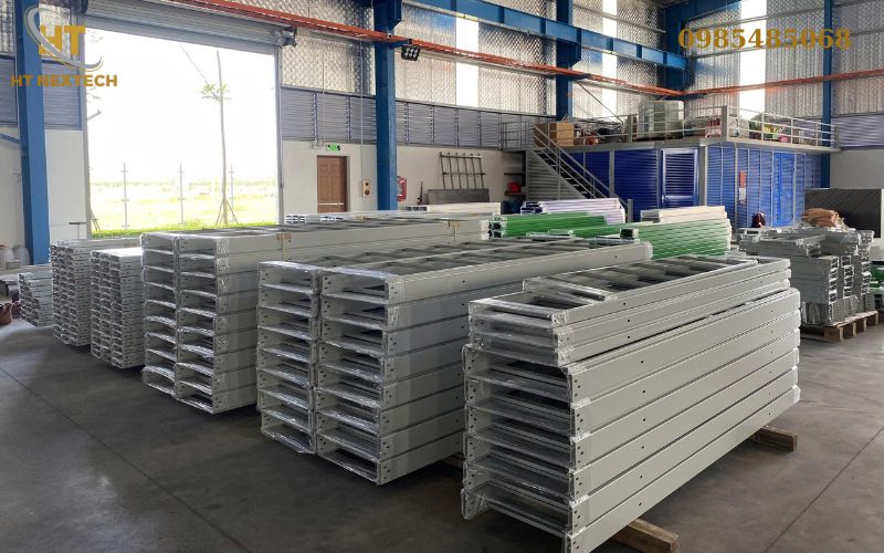 Mẫu thang sơn tĩnh điện có bề mặt mịn, thẩm mỹ cao, phù hợp lắp đặt trong nhà văn phòng và tòa nhà.