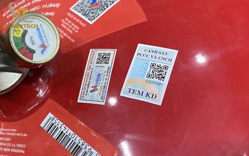 Tem kiểm định chống cháy in sắc nét, thông tin trên tem phải khớp với hồ sơ