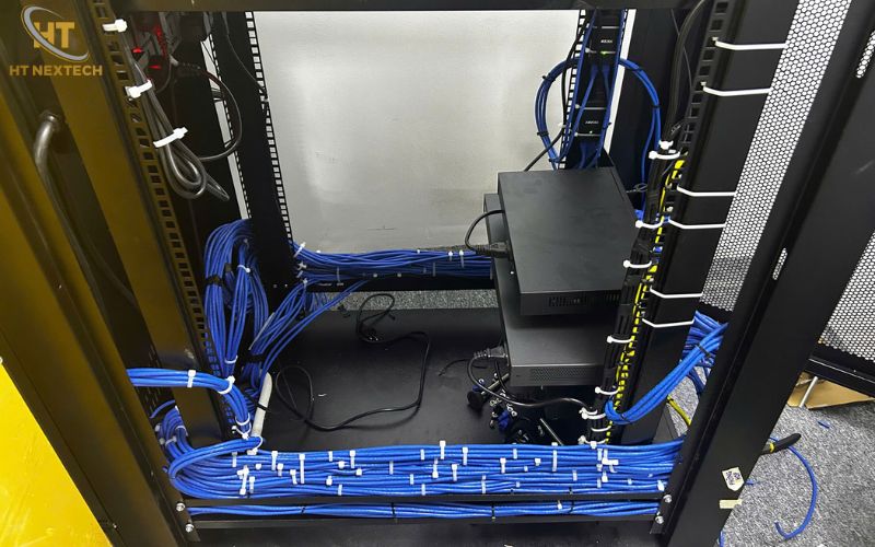 Việc lắp đặt các thiết bị trong tủ rack mạng giúp hệ thống đồng bộ, dễ kiểm soát và hạn chế tối đa lỗi phát sinh trong quá trình vận hành