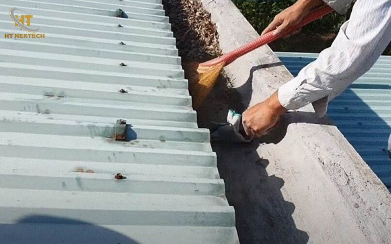 Vệ sinh máng xối định kỳ tránh rác tích tụ có thể làm thủng máng xối