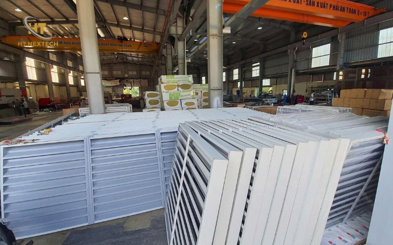 Cửa chớp cố định phù hợp với nhà xưởng