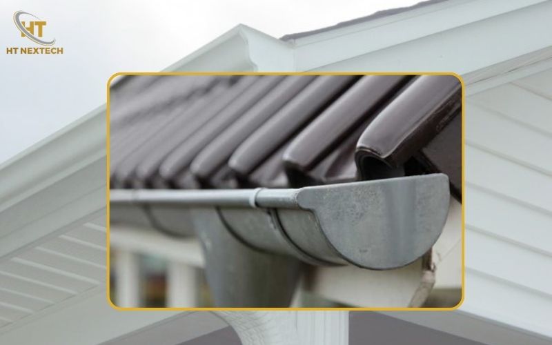 Máng xối được lắp đặt trên mái