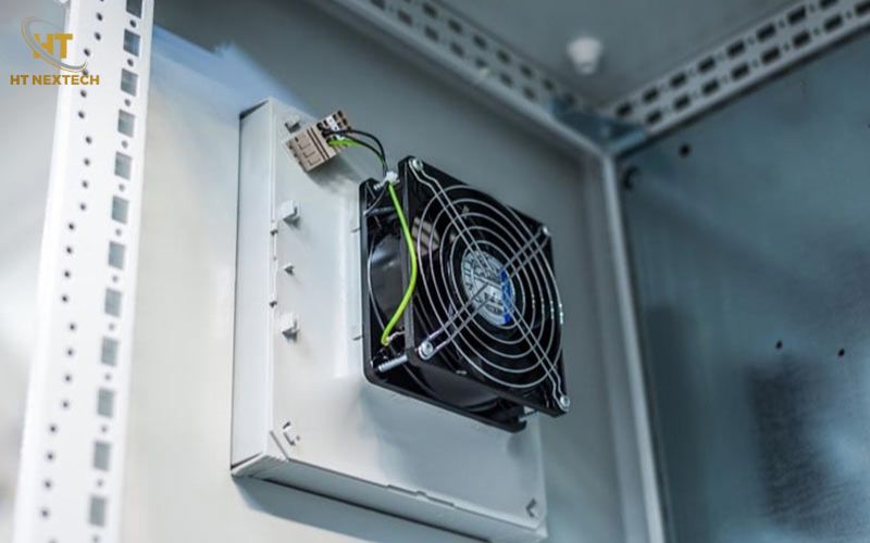 Quạt tản nhiệt sẽ làm mát và ổn định các thiết bị trong tủ mạng