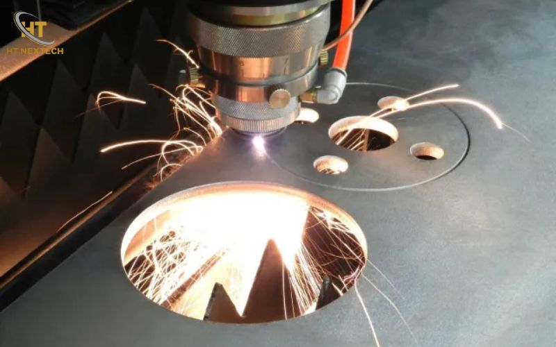 Đục lỗ trên máy CNC