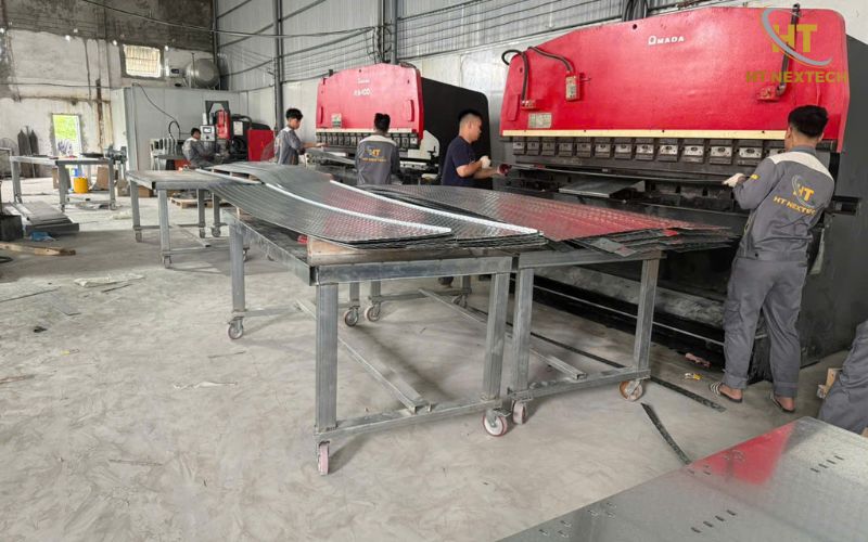 Tiến hành gia công tủ điện tại xưởng HT NEXTECH