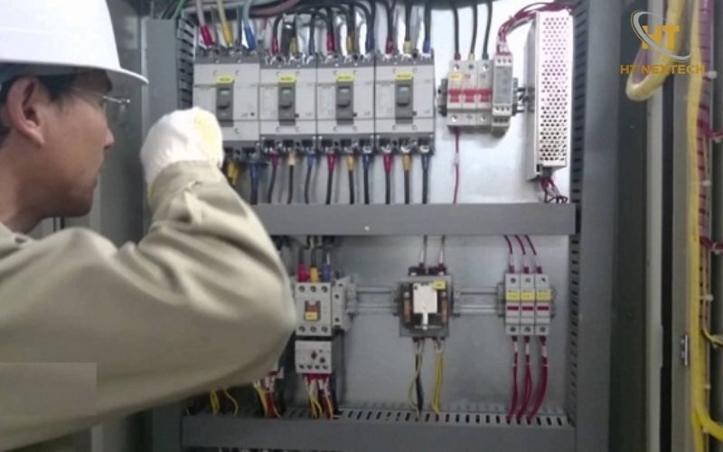 Kiểm tra thiết bị và bố trí bên trong tủ điện