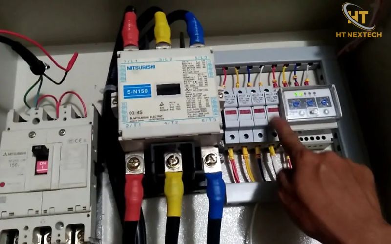 Sắp xếp thiết bị trong vỏ tủ điện
