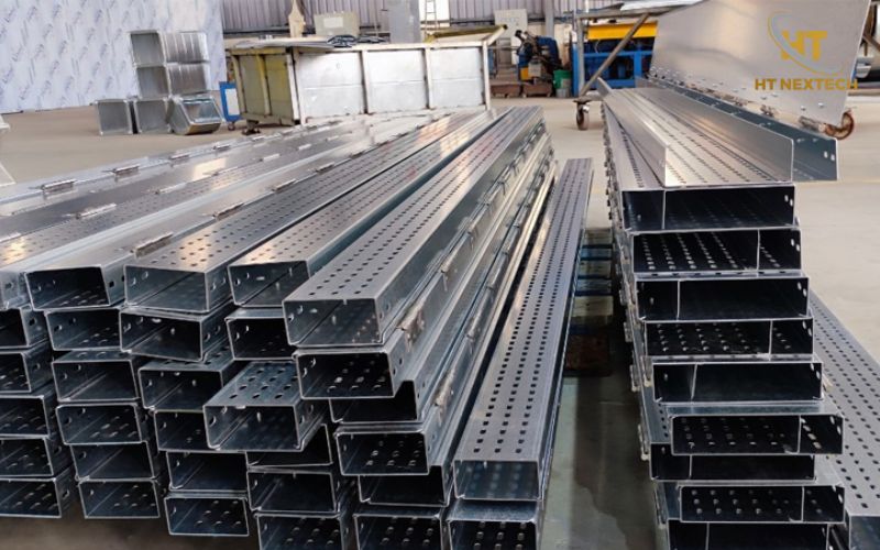 Vệ sinh máng cáp và loại bỏ bụi bẩn