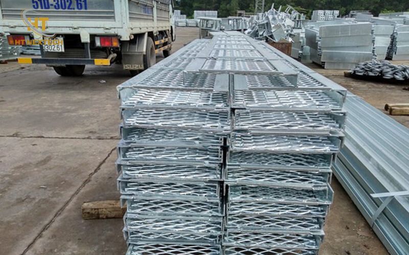 Ứng dụng sàn thao tác trên mái tôn trong thực tế