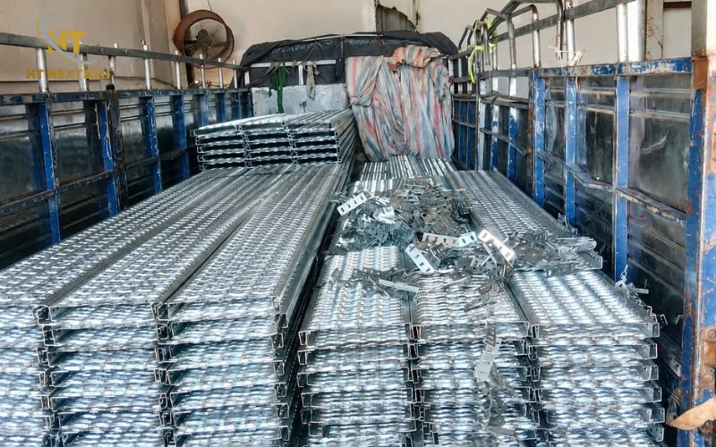 Tăng độ bám khi di chuyển trên bề mặt kim loại
